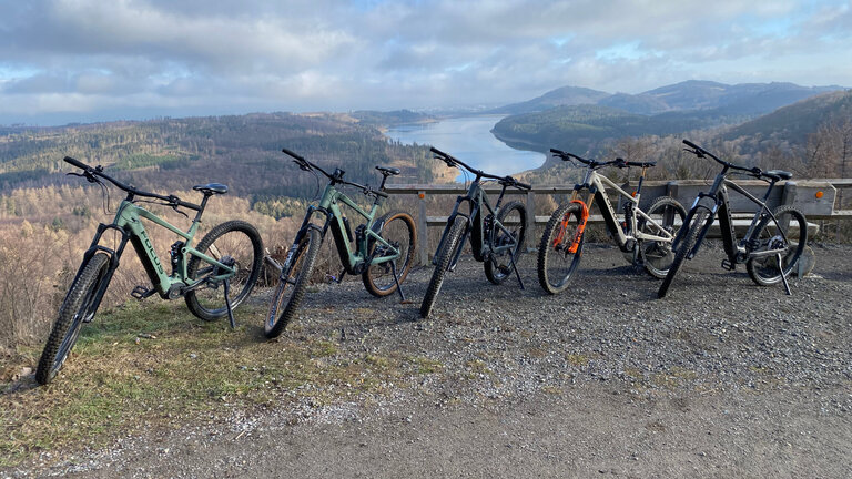 Viele Fahrräder stehen nebeneinander auf einem Berg